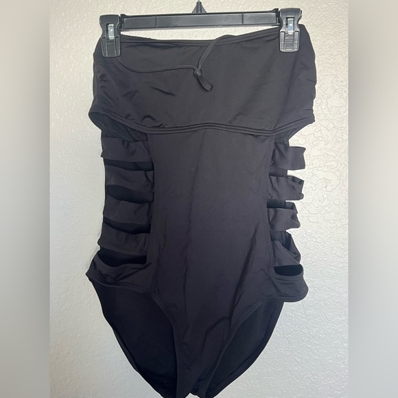 Kenneth Cole Reaction Black Swimsuit - Picture 3 of 3